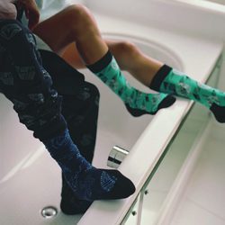 Calcetines de dos colores de la primavera/verano 2017 de Happy Socks con la firma de Pharrell Williams