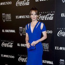 María Adánez con un vestido azul eléctrico en los Premios del Teatro Valle Inclán 2017