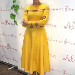 Virginia Troconis con un look amarillo en la inauguración de una tienda de la firma Alma en pena