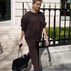 Hailey Baldwin con un chándal marrón en las calles de París