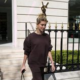 Hailey Baldwin con un chándal marrón en las calles de París