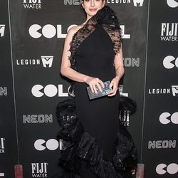 Anne Hathaway con un vestido negro en la premiere de 'Colossal' en Nueva York