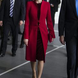 La Reina Letizia con un total look red en el Museo de Miraikain en Tokio