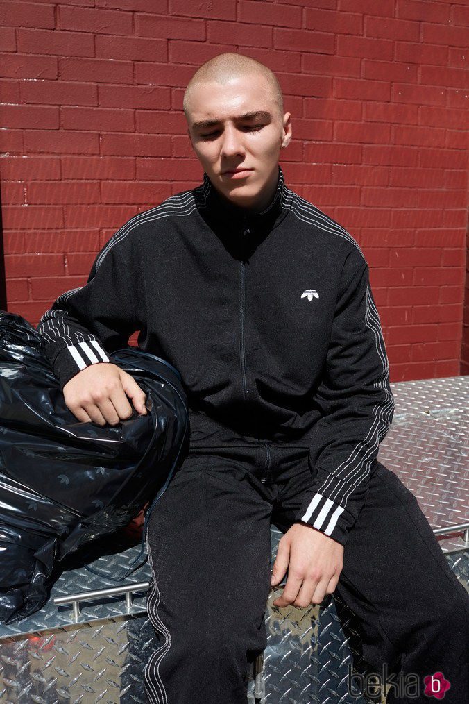 Rocco Ritchie con un chándal negro de la colección de Alexander Wang para Adidas Originals