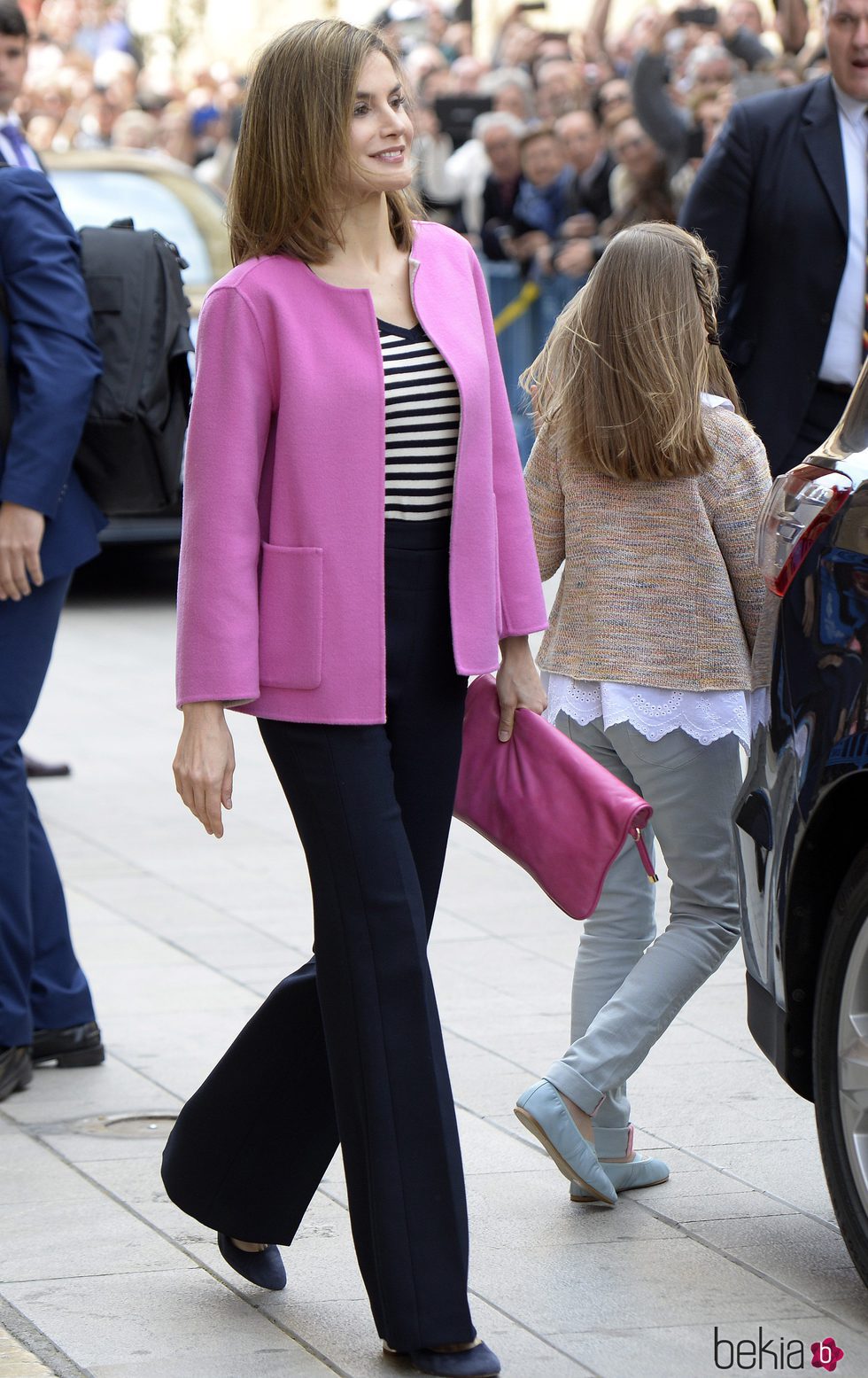 La Reina Letizia con una chaqueta rosa fucsia en la Misa de Pascua en Mallorca 2016