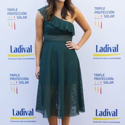 Helen Lindes con un vestido verde intenso en la presentación de los nuevos productos de la firma Ladival