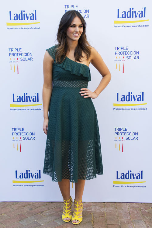 Helen Lindes con un vestido verde intenso en la presentación de los nuevos productos de la firma Ladival