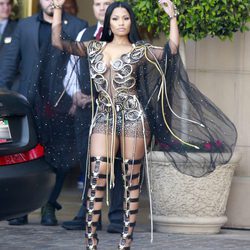 Nicki Minaj con un look brillante en California