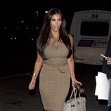 Kim Kardashian con un modelo en tonos camel