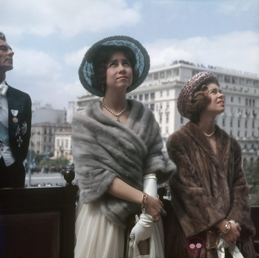 Look de la reina Sofía con estola de pelo gris y pamela en el año 1961