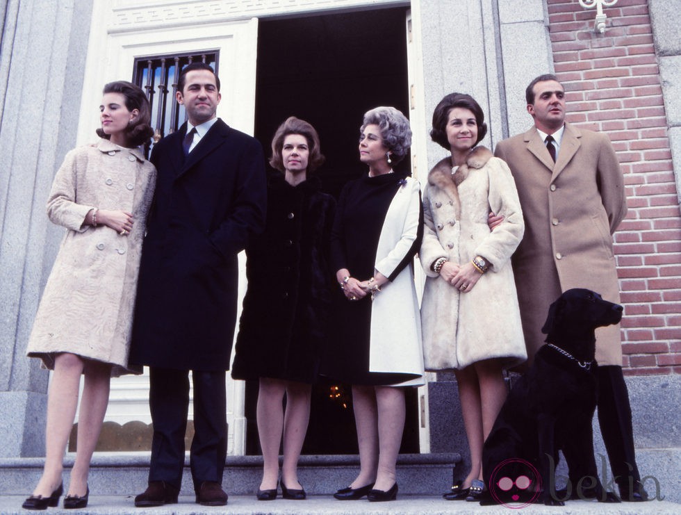 Look de la reina Sofía con abrigo de piel beige en el año 1968