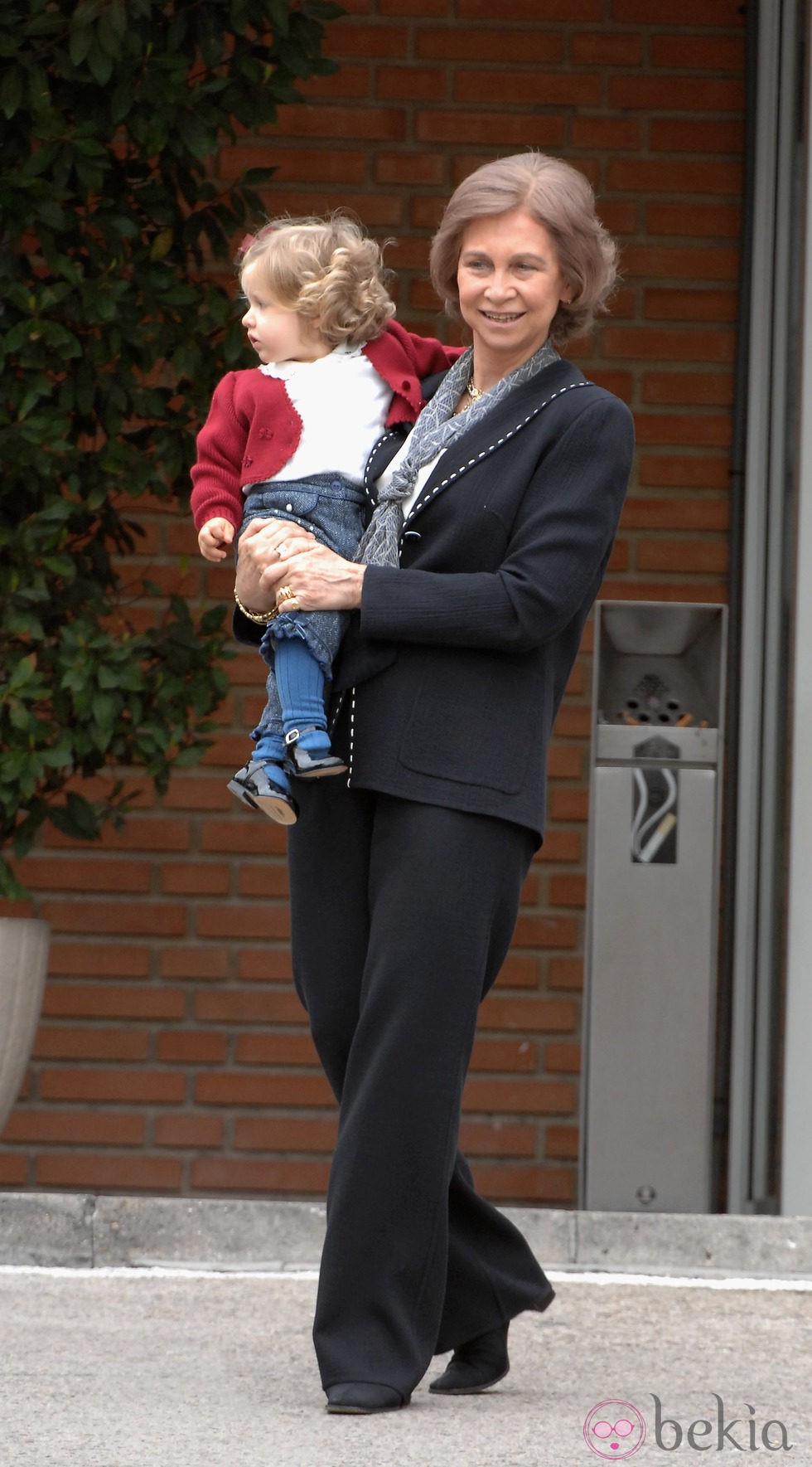 Look de la reina Sofía con traje pantalón negro y chaqueta de tweed en 2007