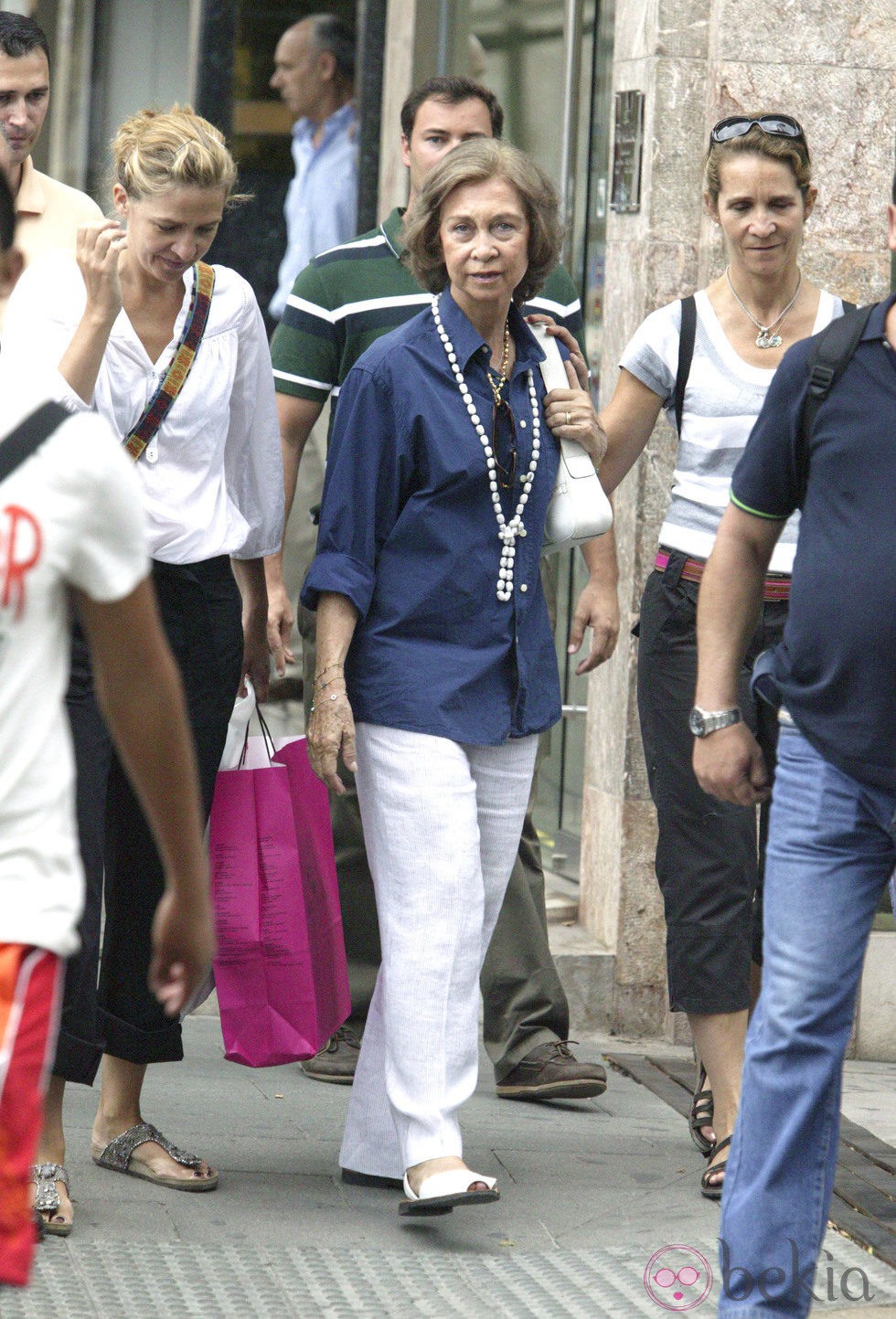 Look de la reina Sofía con pantalón de lino blanco y camisa azul en 2009