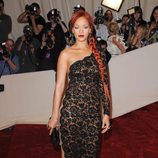 Rihanna con un vestido largo de encaje negro