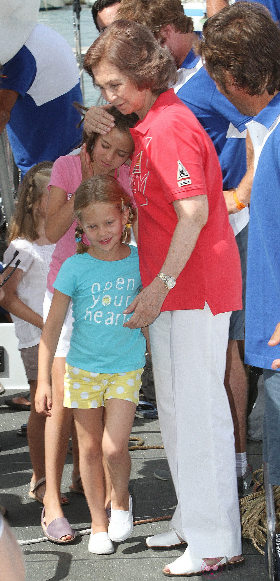 Look de la reina Sofía con polo rojo de regatas y pantalón blanco en verano de 2011