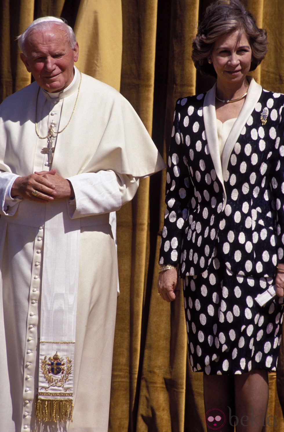 Look de la reina Sofía con un traje sastre negro con grandes topos blancos en 1993