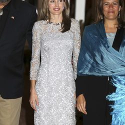 La princesa Letizia con un vestido de encaje gris