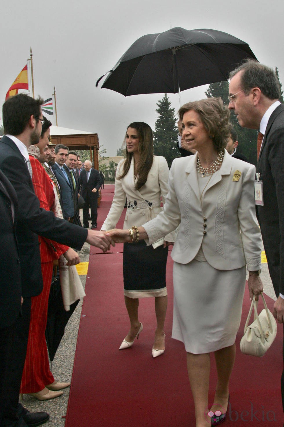 Look de la reina Sofía con vestido lady en color hueso y detalles en relieve