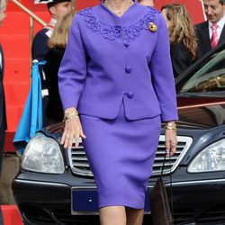 Look de la reina Sofía con vestido lady de color morado y detalles en relieve del mismo color