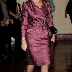 Look de la reina Sofía con vestido lady de color berenjena y brocados en relieve del mismo color