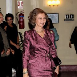 Look de la reina Sofía con vestido lady de color berenjena y brocados en relieve del mismo color