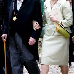 Look de la reina Sofía con vestido lady de color verde pastel que acompaña con bolso y zapatos en un verde más intenso