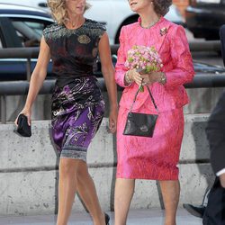 Look de la reina Sofía con vestido lady de color fucsia y brocados en relieve del mismo color