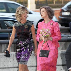 Look de la reina Sofía con vestido lady de color fucsia y brocados en relieve del mismo color