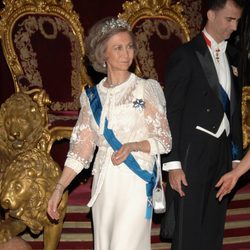 Look de la reina Sofía con vestido de gala largo en color blanco roto y mangas transparentes con detalles florales en relieve