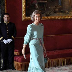 Look de la reina Sofía con vestido de gala largo en color turquesa con brocados en la parte baja de la falda y cinturón trenzado en colores malva