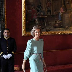 Look de la reina Sofía con vestido de gala largo en color turquesa con brocados en la parte baja de la falda y cinturón trenzado en colores malva
