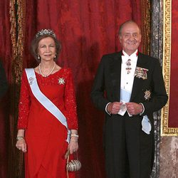 Look de la reina Sofía con vestido de gala largo en color rojo con volantes en la parte inferior y detalles glitter en la parte superior