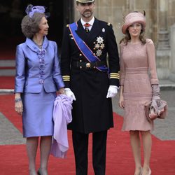 Look de la reina Sofía con vestido de gala corto de textura satinada en color malva con detalles florales en los botones