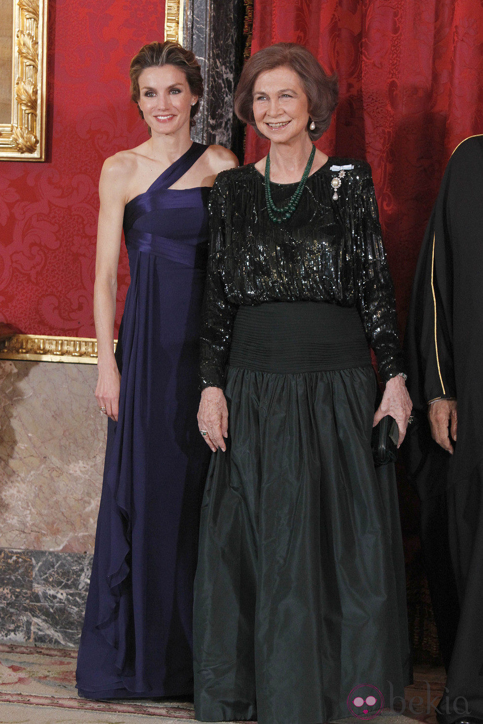 Look de la reina Sofía con vestido de gala largo compuesto por falda en verde dark y fajín y parte superior negra glitter