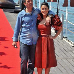 Salma Hayek en la presentación de 'El gato con botas' en Cannes con total look de Gucci en rojo
