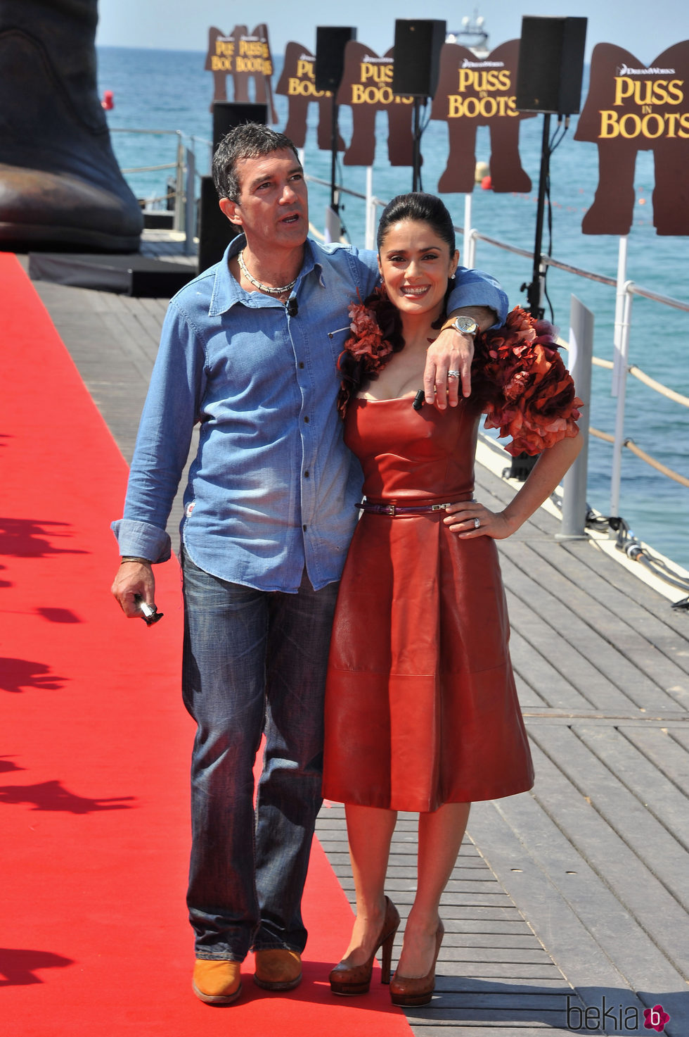 Salma Hayek en la presentación de 'El gato con botas' en Cannes con total look de Gucci en rojo