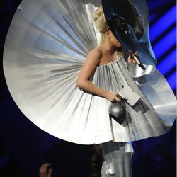 Look metálico de Lady Gaga al recoger su MTV EMA 2011