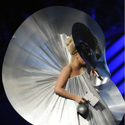 Look metálico de Lady Gaga al recoger su MTV EMA 2011