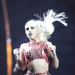 Look de Lady Gaga con un top y una falda roja en los MTV EMA 2011