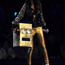 Look de Selena Gomez con un pantalón dorado en los MTV EMA 2011