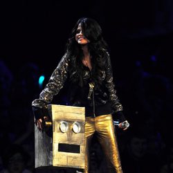 Look de Selena Gomez con un pantalón dorado en los MTV EMA 2011
