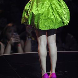 Look de Selena Gomez con zapatos fucsia en los MTV EMA 2011