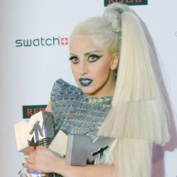 Look de Lady Gaga con un vestido largo metalizado en los MTV EMA 2011