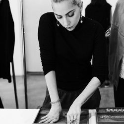 Lady Gaga con las joyas de Tiffany & Co. en su colección 'City Hardwear'