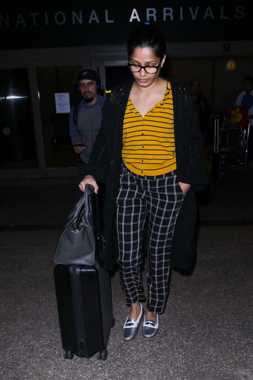 Freida Pinto con un look informal en el aeropuerto de Los Ángeles