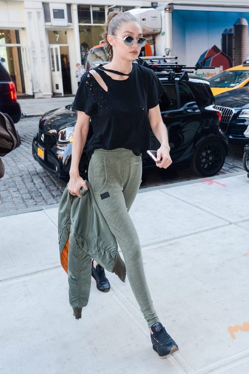 Gigi Hadid con un chándal verde en Nueva York