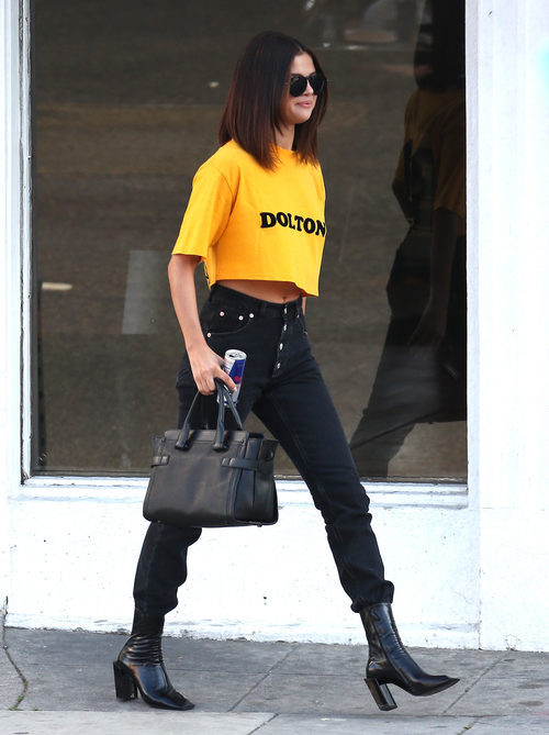 Selena Gomez con un croptop amarillo en California