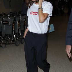 Victoria Beckham con un look básico en el aeropuerto de Los Ángeles