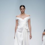 Vestido de novia con escote bardot de Hannibal Laguna en la Madrid Bridal Week 2017