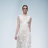 Vestido de novia de encaje de Hannibal Laguna en la Madrid Bridal Week 2017